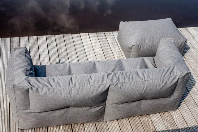 Grijze BRYCK Couch op een houten vlonder