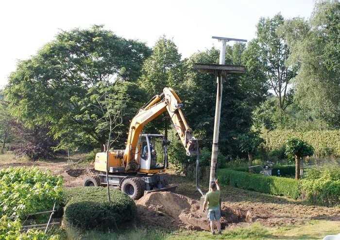 Graafmachine aan het werk in het veld tijdens het grondwerk