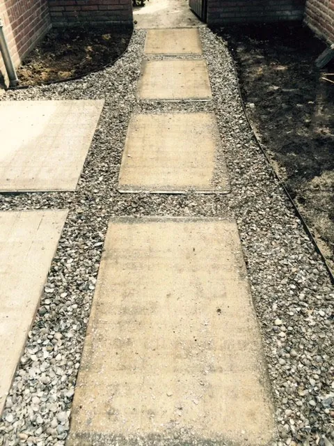 Pad van betontegels met grindvoegen door de beachtuin in Eersel